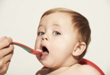 تصویر از غذا دادن به نوزاد را با فرنی و حریر بادام شروع کنید