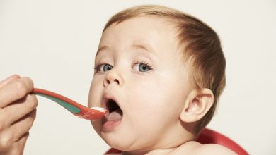 غذا دادن به نوزاد را با فرنی و حریر بادام شروع کنید